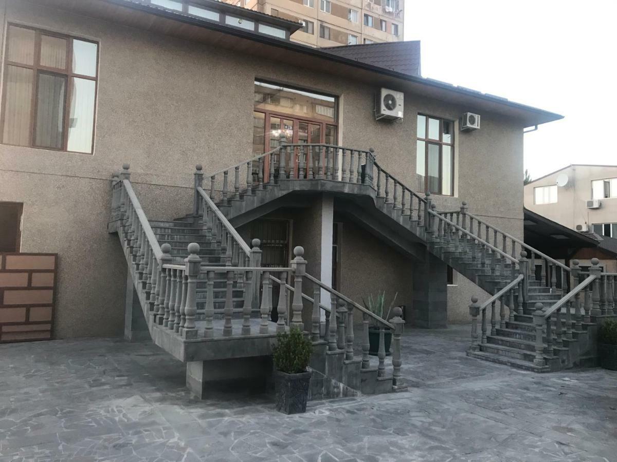 Eridana Hotel Jerevan Buitenkant foto